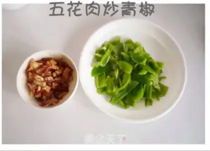 Make stir-fried green peppers with pork belly and black beans step 1