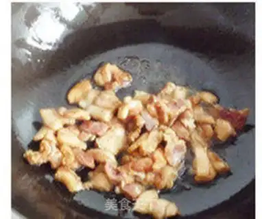 Make stir-fried green peppers with pork belly and black beans step 2