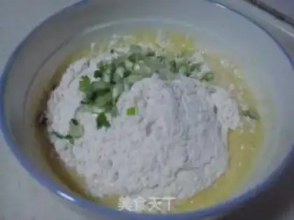 Make chopped green onion egg cake step 1