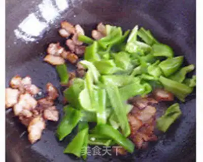 Make stir-fried green peppers with pork belly and black beans step 4