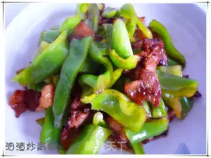Make stir-fried green peppers with pork belly and black beans step 5