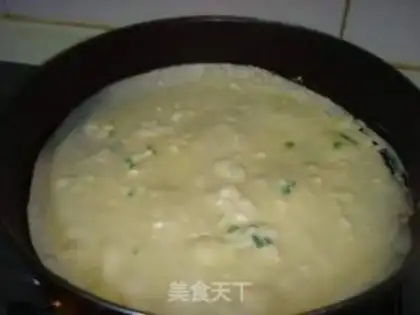 Make chopped green onion egg cake step 4