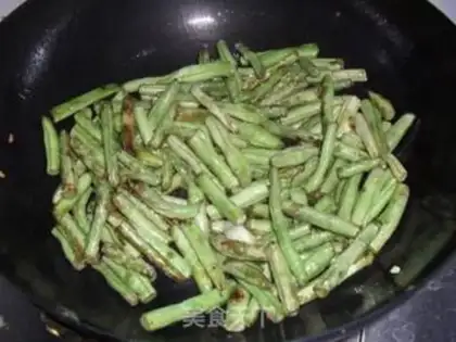 Make Dry stir-fried green beans with minced meat step 2