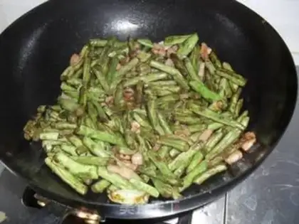 Make Dry stir-fried green beans with minced meat step 4