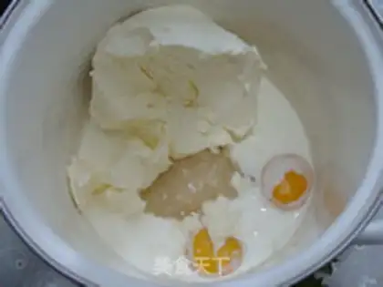 Make Strawberry Tiramissum step 1