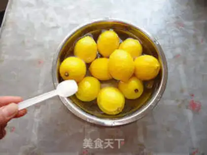 Make honey lemon tea step 1