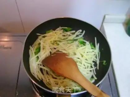Make Home-cooked shredded potatoes step 4