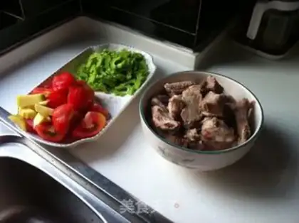 Make Balsam pear and tomato ribs soup step 1