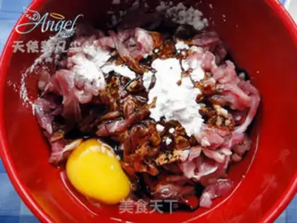 Make Shredded pork in Beijing sauce step 1