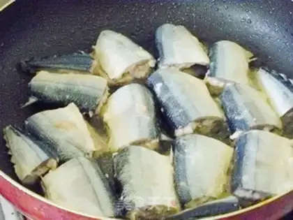 Make Saury in tomato sauce step 7