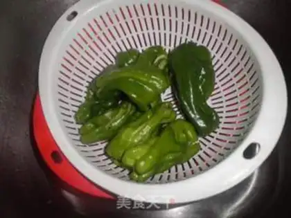 Make stir-fried chili with carrot step 1
