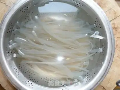 Make Stewed pork with cabbage and vermicelli step 1