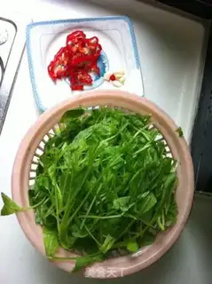 Make stir-fried radish seedlings step 0