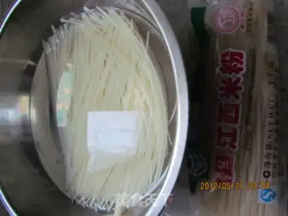 Make Chicken soup rice noodles step 0