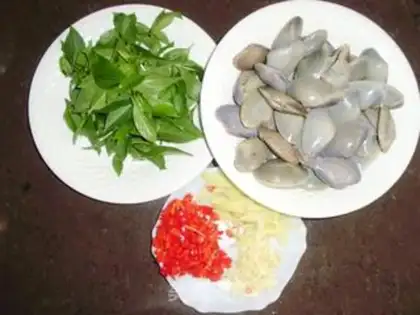 Make stir-fried clams with spicy sauce step 1