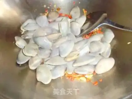 Make stir-fried clams with spicy sauce step 4