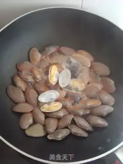 Make Stewed clam with tomato and red step 2