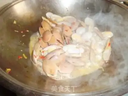 Make stir-fried clams with spicy sauce step 6