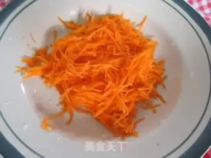 Make Fried eggs with shredded radish step 1