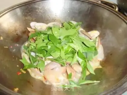 Make stir-fried clams with spicy sauce step 7