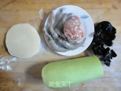 Make Steamed dumplings with fresh shrimp and pork step 0