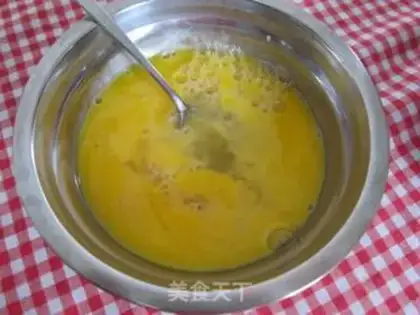 Make Fried eggs with shredded radish step 2