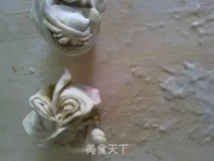 Make sesame paste rolls step 16