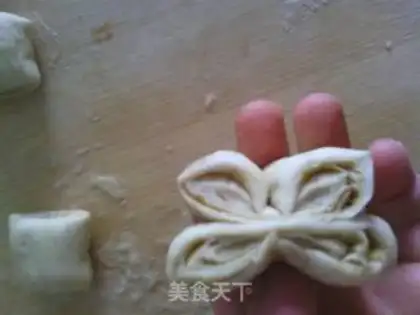 Make sesame paste rolls step 17