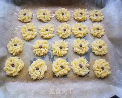 Make Vanilla flower cookies step 6
