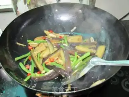 Make stir-fried eggplant with beans step 3