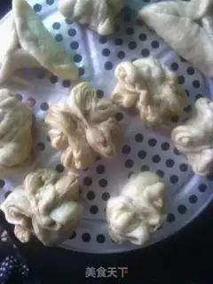 Make sesame paste rolls step 23
