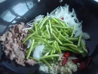 Make Mixed noodles with garlic sprouts step 8