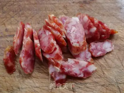 Make stir-fried rapeseed with sausage step 1