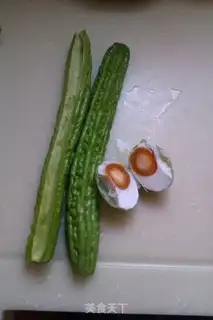 Make stir-fried salted eggs with bitter gourd step 0