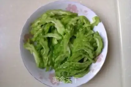 Make stir-fried salted eggs with bitter gourd step 1