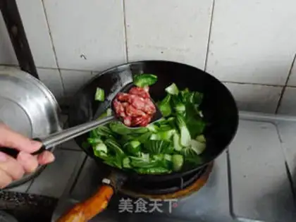 Make stir-fried rapeseed with sausage step 4