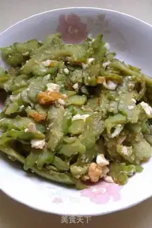 Make stir-fried salted eggs with bitter gourd step 3