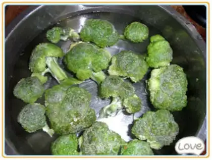 Make Broccoli in oyster sauce, apple tree step 1