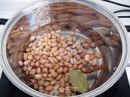 Make Salt-roasted spiced peanuts step 1