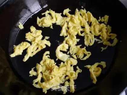 Make tomato scrambled eggs step 3