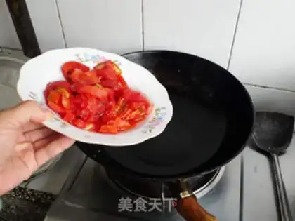 Make tomato scrambled eggs step 4