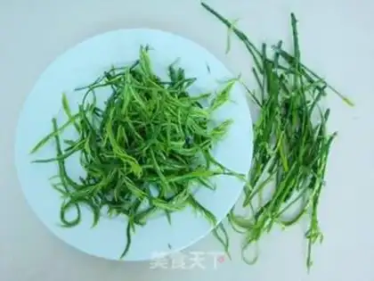 Make Fried eggs with stinky vegetables step 1