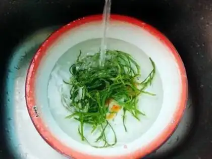 Make Fried eggs with stinky vegetables step 2
