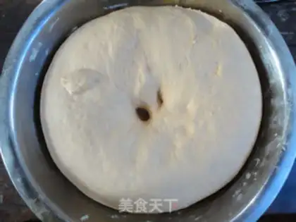 Make Huahua steamed buns step 4