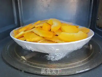 Make Pumpkin steamed buns step 1