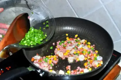 Make Mixed shrimp fried rice step 4