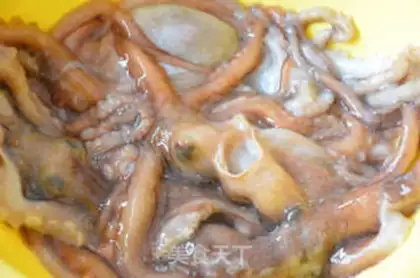 Make Soybean sauce and onion mixed with eight strips step 0