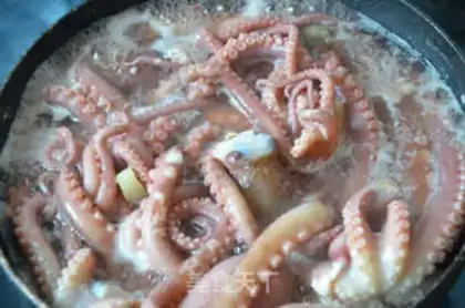 Make Soybean sauce and onion mixed with eight strips step 1