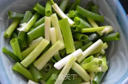 Make Soybean sauce and onion mixed with eight strips step 3