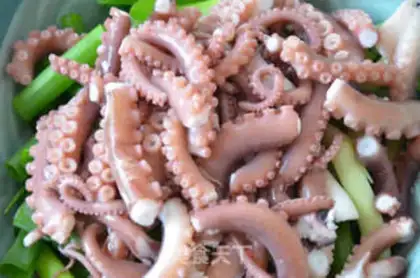 Make Soybean sauce and onion mixed with eight strips step 4